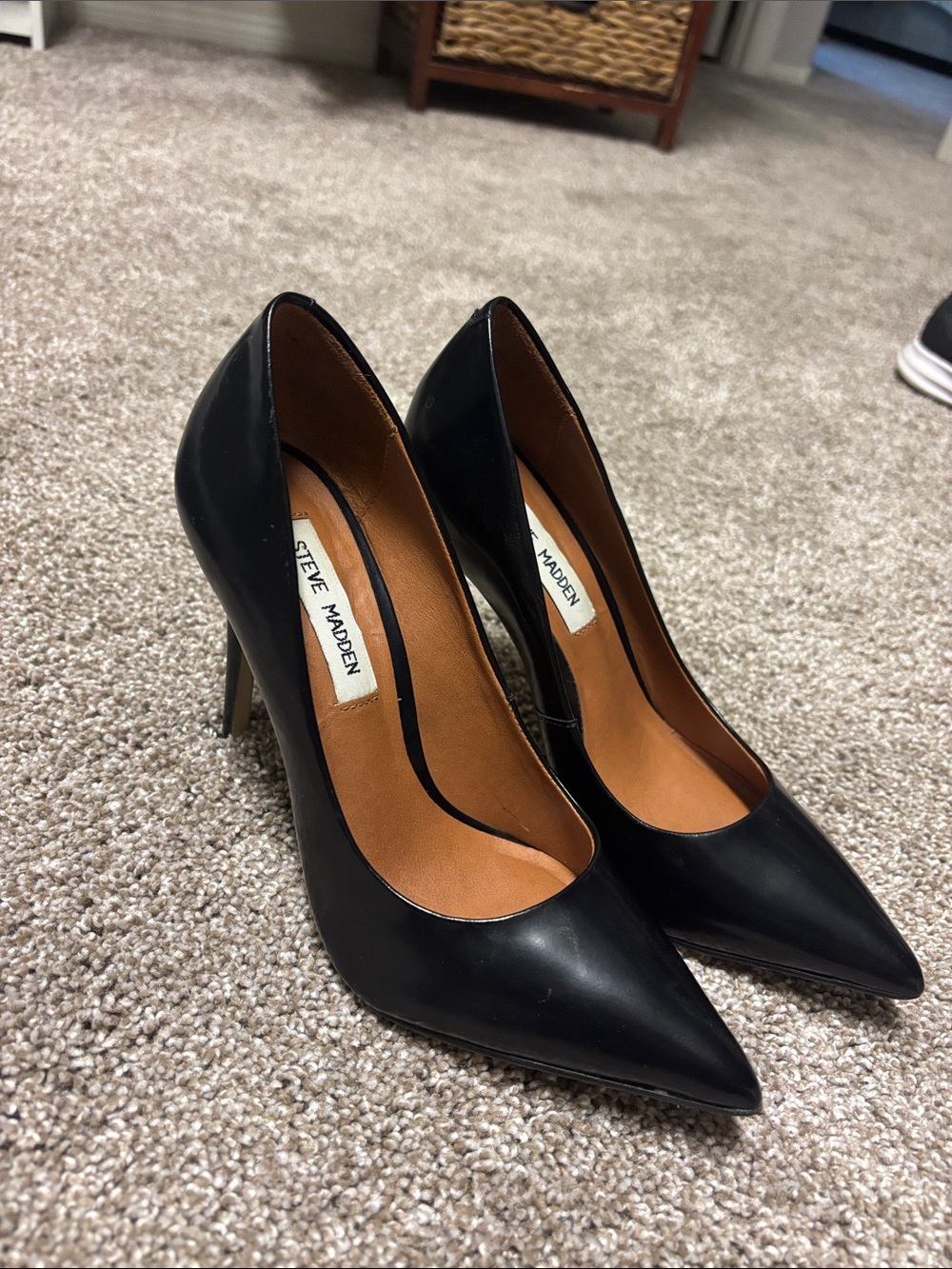 Steve Madden Black Pointed Leather Pumps